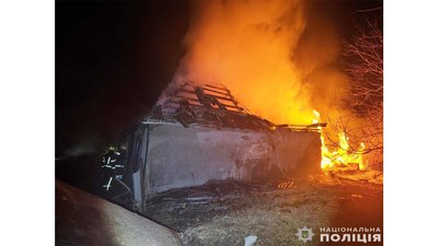 Згорів приватний будинок: армія РФ безпілотником атакувала село на Прилуччині Згорів приватний будинок: армія РФ безпілотником атакувала село на Прилуччині
