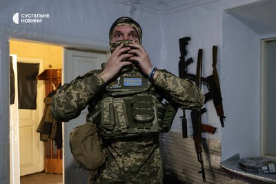 Військовий 34 ОБрБО із позивним "Сімба" екіпірується до роботи з літаком в полі на Херсонщині Військовий 34 ОБрБО із позивним "Сімба" екіпірується до роботи з літаком в полі на Херсонщині