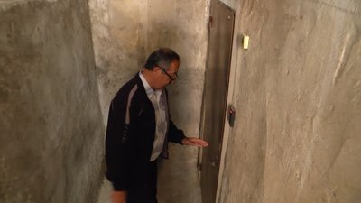 Інженер Леонід Маціяшко відчиняє двері в укриття Інженер Леонід Маціяшко відчиняє двері в укриття