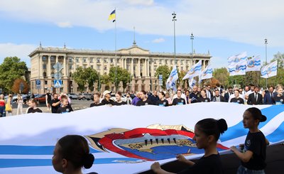 Місцеві жителі урочистою ходою несуть прапор Миколаєва, 13 вересня 2025 року Місцеві жителі урочистою ходою несуть прапор Миколаєва, 13 вересня 2025 року