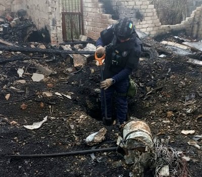 Сапер ДСНС вилучає бойову частину БПЛА "Герань" на Харківщині Сапер ДСНС вилучає бойову частину БПЛА "Герань" на Харківщині