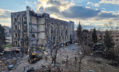 Будівля зруйнована від російського ракетного удару в Ізюмі Будівля зруйнована від російського ракетного удару в Ізюмі