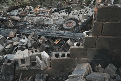 Розбите подвір'я після російської атаки Розбите подвір'я після російської атаки