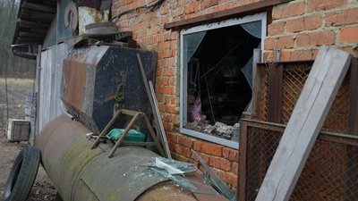 "Як трахкає, я глушу музикою". Що розповіли очевидці атаки по Піщаному на Сумщині "Як трахкає, я глушу музикою". Що розповіли очевидці атаки по Піщаному на Сумщині