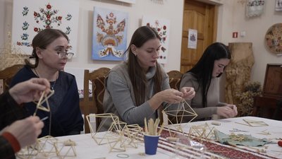 Традиційний оберіг української хати: у Вінниці навчають плести різдвяних "павуків" Традиційний оберіг української хати: у Вінниці навчають плести різдвяних "павуків"