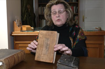 Львівська бібліотека ім. Стефаника отримала три стародруки, які митники виявили на кордоні Львівська бібліотека ім. Стефаника отримала три стародруки, які митники виявили на кордоні