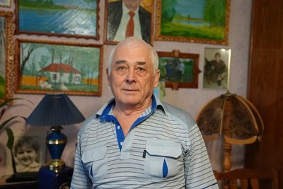 "Інакше не можу": 74-річний Віктор Кутах з Ворожби творчістю бореться зі стресом "Інакше не можу": 74-річний Віктор Кутах з Ворожби творчістю бореться зі стресом