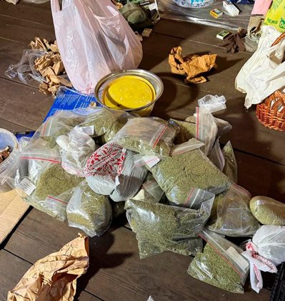 Під час обшуку у чоловіка, якого підозрюють у вбивстві поліцейських на Черкащині, знайшли зброю і наркотики Під час обшуку у чоловіка, якого підозрюють у вбивстві поліцейських на Черкащині, знайшли зброю і наркотики