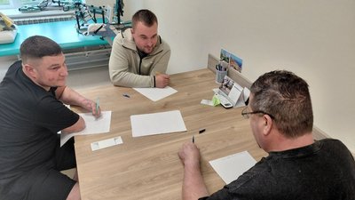 Військові з ампутаціями провідної руки писали Радіодиктант у медзакладі на Хмельниччині Військові з ампутаціями провідної руки писали Радіодиктант у медзакладі на Хмельниччині