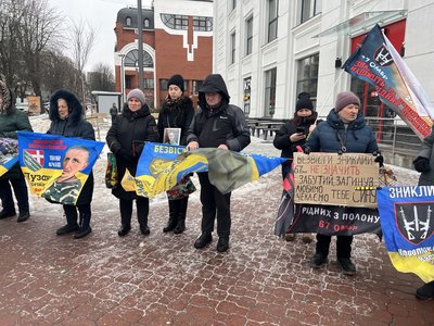Акція проходить щопʼятниці з 12:00 до 13:00 поруч із ТЦ "Дитячий світ" у Хмельницькому Акція проходить щопʼятниці з 12:00 до 13:00 поруч із ТЦ "Дитячий світ" у Хмельницькому