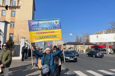 "Чекаємо обмінів": в Одесі відбулась мовчазна акція на підтримку військовополонених "Чекаємо обмінів": в Одесі відбулась мовчазна акція на підтримку військовополонених