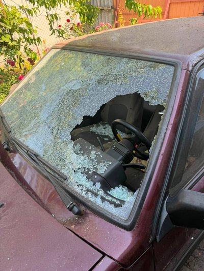 Пошкоджена автівка внаслідок удару РФ по Ізюму Пошкоджена автівка внаслідок удару РФ по Ізюму