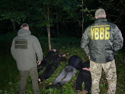 25 000 доларів за перетин кордону: двох закарпатців затримали за підозрою у переправленні чоловіків до Словаччини 25 000 доларів за перетин кордону: двох закарпатців затримали за підозрою у переправленні чоловіків до Словаччини