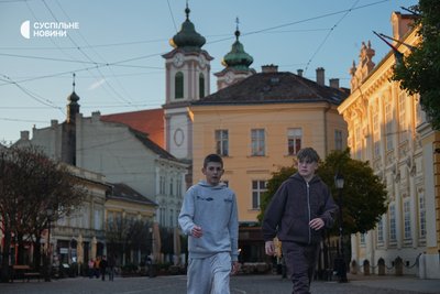 Молодь в центрі міста Секешфегервар, де народився й виріс Віктор Орбан. Угорщина, 8 квітня 2026 року