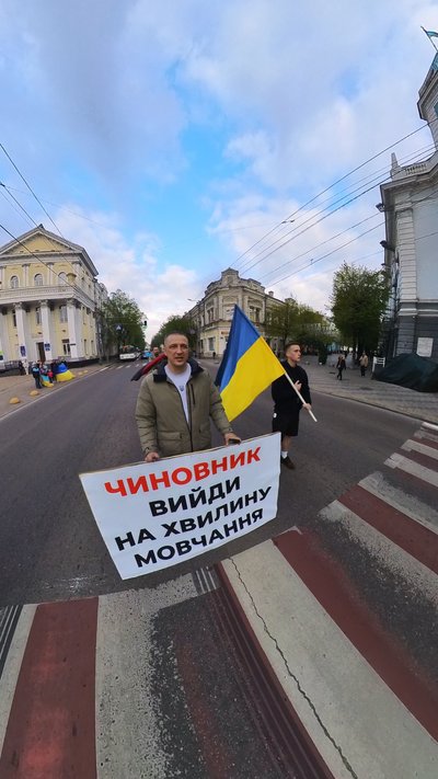 "Я тут буду жити доти, доки ви не вшануєте загиблих пліч о пліч з нами" — волонтер із Житомира "Я тут буду жити доти, доки ви не вшануєте загиблих пліч о пліч з нами" — волонтер із Житомира