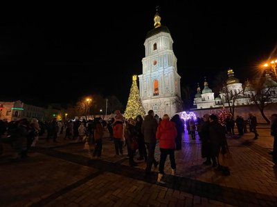 Новорічні святкування: кияни збираються біля ялинки на Софійській площі Новорічні святкування: кияни збираються біля ялинки на Софійській площі