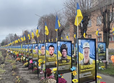 У громаді на Вінниччині оновили Алею Героїв: додали 85 портретів загиблих захисників У громаді на Вінниччині оновили Алею Героїв: додали 85 портретів загиблих захисників