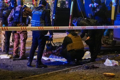 Слідчі забирають тіло загиблого пасажира маршрутки, яка потрапила під обстріл по Запоріжжю 8 січня 2025 року Слідчі забирають тіло загиблого пасажира маршрутки, яка потрапила під обстріл по Запоріжжю 8 січня 2025 року