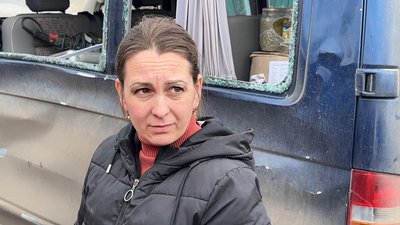 “Повилітало все. Ми у ванну заховалися”. Жителі Майдану лагодять зруйновані будинки після обстрілу і виїжджають “Повилітало все. Ми у ванну заховалися”. Жителі Майдану лагодять зруйновані будинки після обстрілу і виїжджають