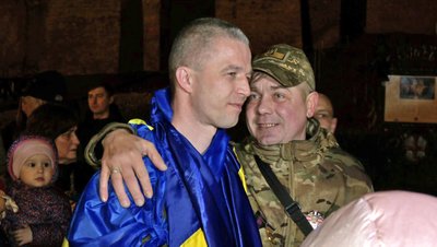 У Луцьку зустріли експолоненого прикордонника Віктора Мальчевського, який був у неволі майже 3 роки У Луцьку зустріли експолоненого прикордонника Віктора Мальчевського, який був у неволі майже 3 роки
