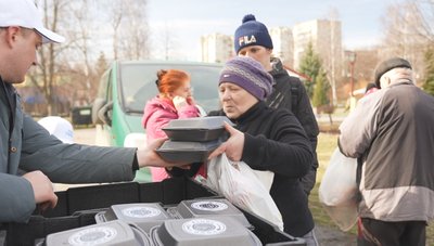 У Сумах волонтери роздавали горячі обіди усім охочим У Сумах волонтери роздавали горячі обіди усім охочим