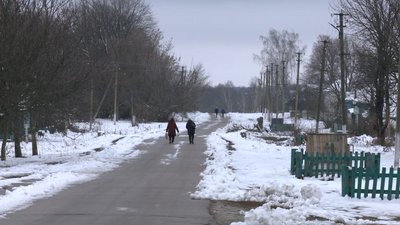 Без зв'язку, світла та під обстрілами: як живуть люди у Костобоброві на Чернігівщині за кілометр від кордону з РФ Без зв'язку, світла та під обстрілами: як живуть люди у Костобоброві на Чернігівщині за кілометр від кордону з РФ