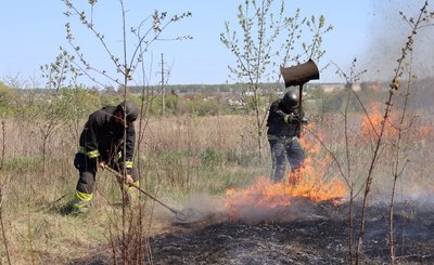 Рятувальники гасять пожежу Рятувальники гасять пожежу