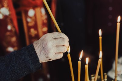 Катають яйця на могилах, кладуть цукерки й паски біля поховань та моляться: як відзначають Проводи на Сумщині Катають яйця на могилах, кладуть цукерки й паски біля поховань та моляться: як відзначають Проводи на Сумщині