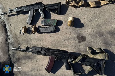 Затримали житомирянина, якого підозрюють у торгівлі автоматами і гранатами Затримали житомирянина, якого підозрюють у торгівлі автоматами і гранатами