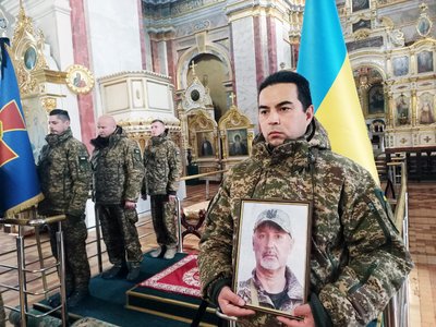 "Чотири місяці всього прослужив": у Луцьку попрощалися із загиблим на Запоріжжі 54-річним бійцем Віктором Оверчуком "Чотири місяці всього прослужив": у Луцьку попрощалися із загиблим на Запоріжжі 54-річним бійцем Віктором Оверчуком