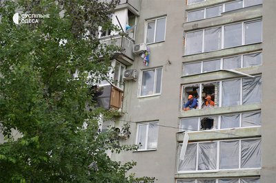 "Спочатку я виніс дитину, потім побіг гасити": мешканець багатоповерхівки про атаку РФ на Одесу 1 червня "Спочатку я виніс дитину, потім побіг гасити": мешканець багатоповерхівки про атаку РФ на Одесу 1 червня