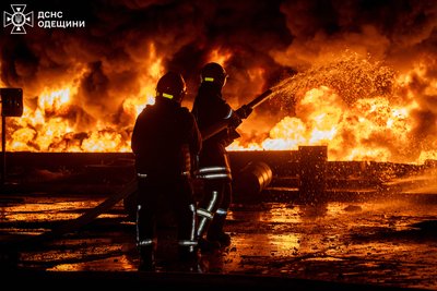 Пожежа унаслідок атаки РФ на Одесу Пожежа унаслідок атаки РФ на Одесу
