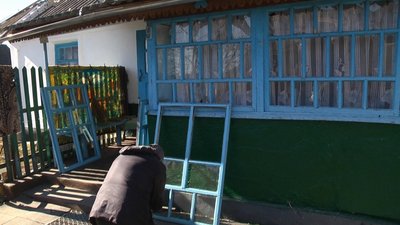 У більшості пошкоджених будинках були вибиті вікна У більшості пошкоджених будинках були вибиті вікна