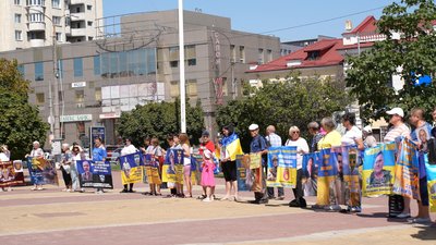У Хмельницькому відбулась акція на підтримку полонених та безвісти зниклих військових У Хмельницькому відбулась акція на підтримку полонених та безвісти зниклих військових