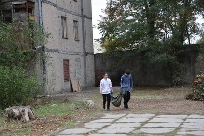 Снаряд влучив між будинками. Очевидці розповіли, як армія РФ обстріляла центр Херсона Снаряд влучив між будинками. Очевидці розповіли, як армія РФ обстріляла центр Херсона