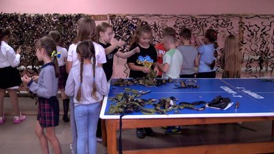 "Щоб захисники могли заховатися від дронів": на Вінниччині діти плетуть маскувальні сітки на фронт "Щоб захисники могли заховатися від дронів": на Вінниччині діти плетуть маскувальні сітки на фронт