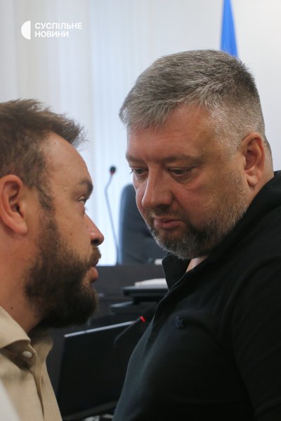Народний депутат Олексій Кузнєцов (праворуч) з адвокатом у Вищому антикорупційному суді, Київ, 4 серпня 2025 року Народний депутат Олексій Кузнєцов (праворуч) з адвокатом у Вищому антикорупційному суді, Київ, 4 серпня 2025 року