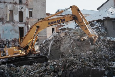 Розбір завалів на місці руйнування будівель у центрі Харкова внаслідок вибухів: працює екскаватор Розбір завалів на місці руйнування будівель у центрі Харкова внаслідок вибухів: працює екскаватор