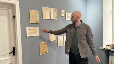 Богдан Волинський показує документи Богдан Волинський показує документи