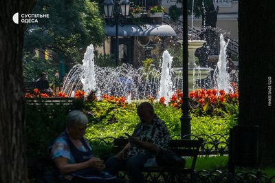 Відпочинок біля моря та в міському саду: фотозамальовка серпневого ранку в Одесі Відпочинок біля моря та в міському саду: фотозамальовка серпневого ранку в Одесі