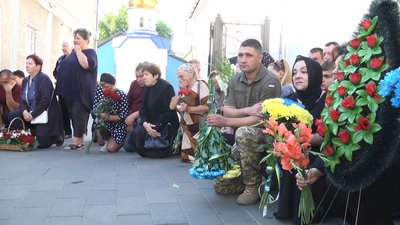 У Житомирі попрощалися з військовослужбовцем Дмитром Панчуком У Житомирі попрощалися з військовослужбовцем Дмитром Панчуком