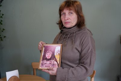 Мати загиблого військового Лариса Ковалевська тримає у руках портрет сина Антона Луцишина Мати загиблого військового Лариса Ковалевська тримає у руках портрет сина Антона Луцишина