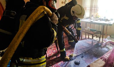 Рятувальники загасили пожежу у квартирі, яка, ймовірно, сталась через необережність куріння Рятувальники загасили пожежу у квартирі, яка, ймовірно, сталась через необережність куріння