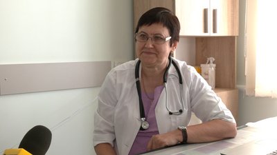 Лікарка-педіатр Ірина Мироненко у відремонтованому кабінеті Менського центру первинної медико-санітарної допомоги