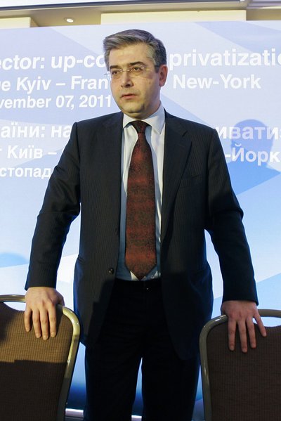 Директор Департаменту стратегічної політики, інвестицій та ядерно-енергетичного комплексу Міністерства енергетики та вугільної промисловості України Микита Константінов, Київ, 7 листопада 2011 року Директор Департаменту стратегічної політики, інвестицій та ядерно-енергетичного комплексу Міністерства енергетики та вугільної промисловості України Микита Константінов, Київ, 7 листопада 2011 року
