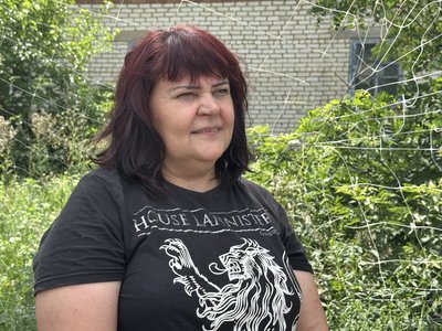 “Якось уже звикли до тих дронів”. Як у Дмитрівці за 20 кілометрів від фронту збирають урожай