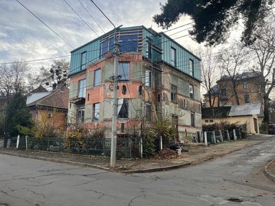 У Чернівцях підприємець почав перебудову будинку в історичній охоронній зоні без дозвільних документів У Чернівцях підприємець почав перебудову будинку в історичній охоронній зоні без дозвільних документів