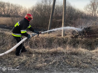 Згоріло два авто: на Вінниччині за добу сталося 15 пожеж Згоріло два авто: на Вінниччині за добу сталося 15 пожеж