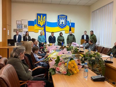 У Житомирі рідним загиблих воїнів передали державні нагороди У Житомирі рідним загиблих воїнів передали державні нагороди