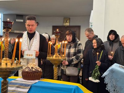 З військовим Геннадієм Гуком, який отримав «Золотий хрест», попрощалися у Рівному З військовим Геннадієм Гуком, який отримав «Золотий хрест», попрощалися у Рівному